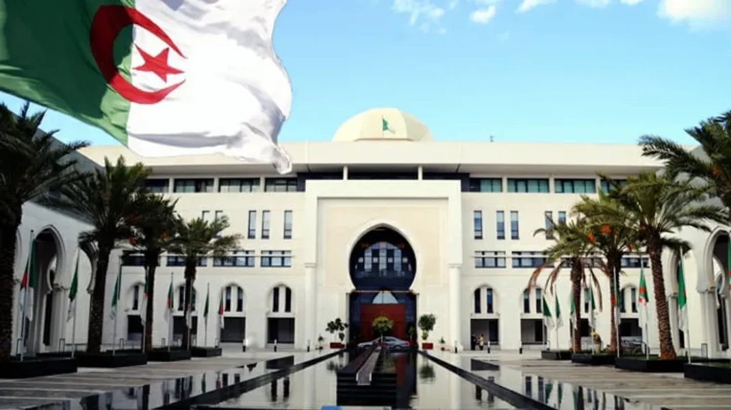 Bâtiment officiel en Algérie avec drapeau national Bâtiment gouvernemental en Algérie avec drapeau national algérien.