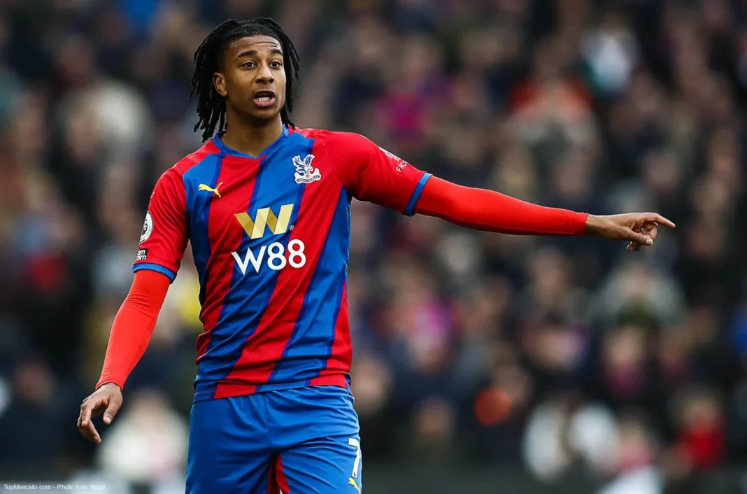 Michael Olise portant le maillot de Crystal Palace sur le terrain.