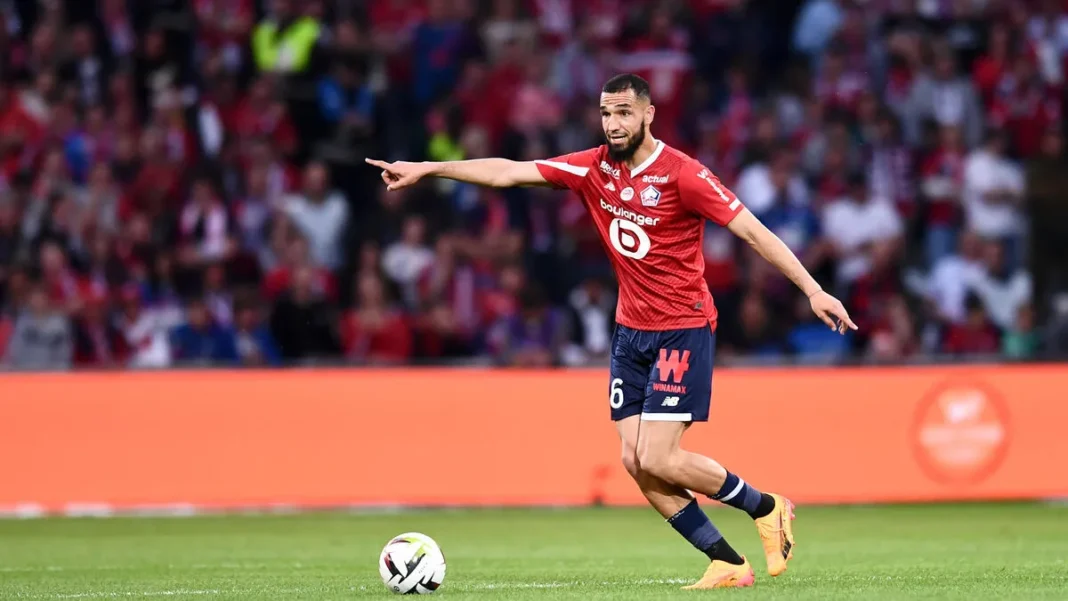 Nabil Bentaleb lors d'un match de football Nabil Bentaleb en action sur le terrain de football.