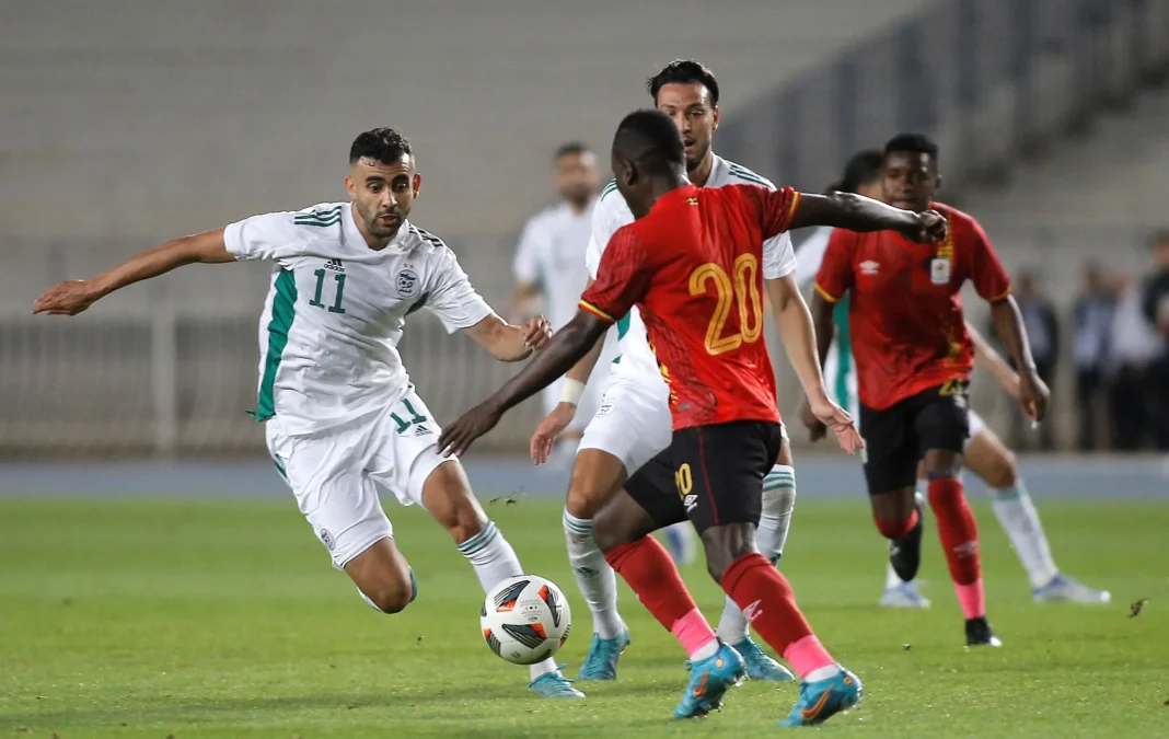 Joueurs de football en action lors d'un match international.