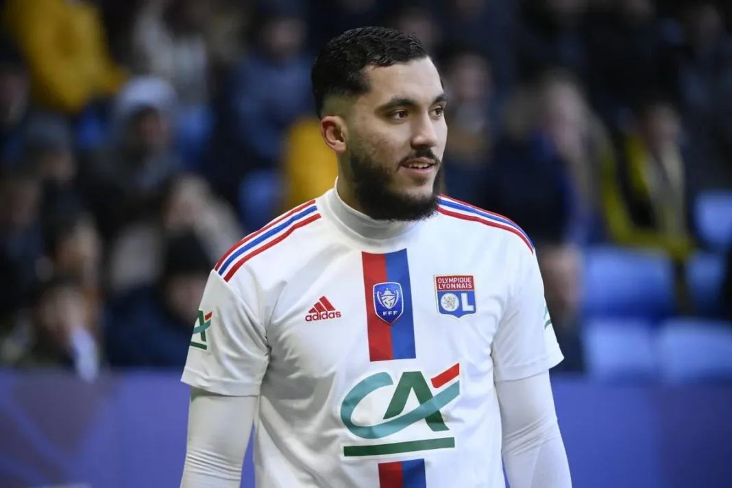 Rayan Cherki très éveillé!Le franco-algérien prépare un plan B très intelligent en cas de mauvaise surprise Rayan Cherki, joueur de football, en action sur le terrain.