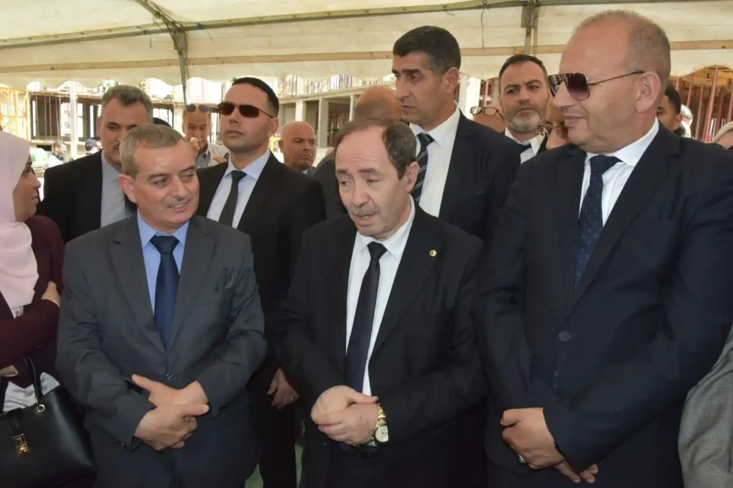 Rentrée scolaire 2024-2025 en Algérie : de profonds changements en vue, pour un rayonnement du système éducatif Groupe de responsables lors d'une cérémonie officielle en Algérie.