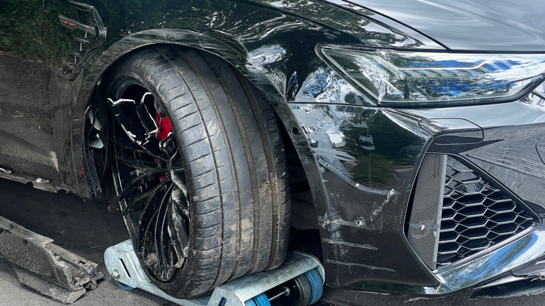 Coup de Tonnerre! Riyad Mahrez a eu un accident avec sa Supercar! Encore une mauvaise passe pour l’ailier dz Riyad Mahrez victime d'un accident avec sa supercar noire.