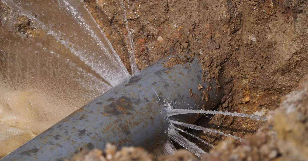 Tiaret dans le rouge : Une crise d’eau inflige une grosse peine aux populations Fuite d'eau souterraine à Tiaret, problème d'approvisionnement en eau.