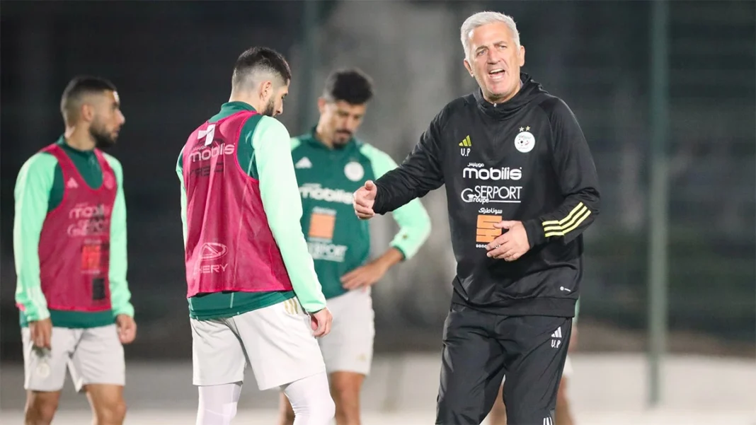 Vladimir Petkovic en train de donner des instructions à ses joueurs lors d'une séance d'entraînement.