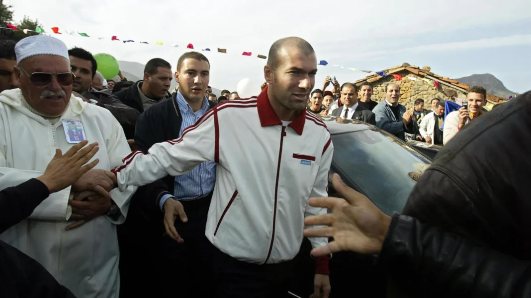 Zinédine Zidane et les plats algériens, une histoire d’amour qui défie les frontières Zinédine Zidane saluant des fans lors d'un événement en Algérie.