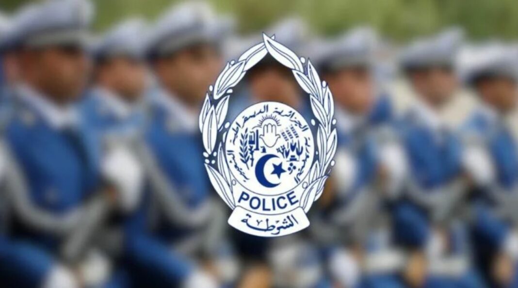 Nouvel élan à la DGSN : Tebboune nomine un nouveau chef des renseignements généraux Logo de la police algérienne avec officiers en arrière-plan.