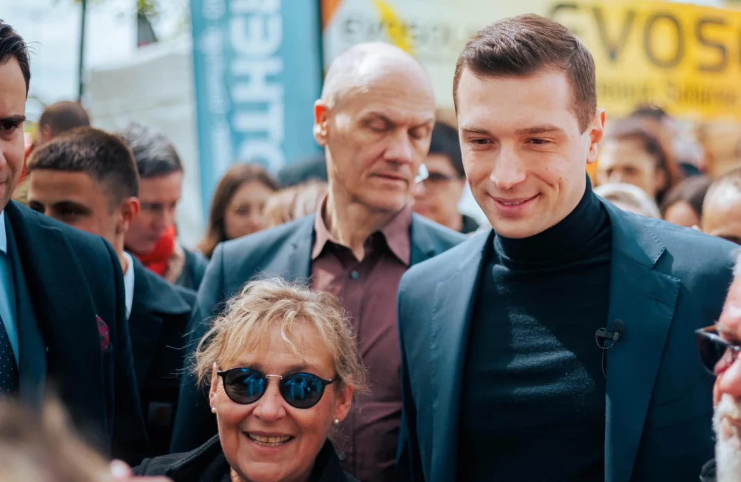 Jordan Bardella a du sang Kabyle qui lui coule dans les veines! Révélations chocs et insoupçonnées à propos des origines du politicien français Jordan Bardella avec des supporters lors d'un événement politique.