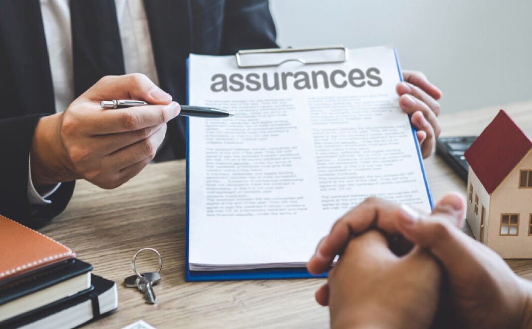 Personne expliquant un contrat d'assurance avec un stylo.