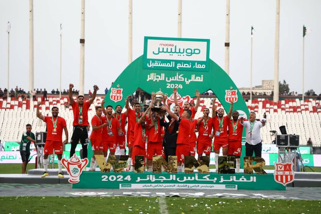 Coupe d’Algérie 2024 : Youcef Belaïli resté l’ombre de lui même, le CRB a remporté le trophée L'équipe du CRB célèbre sa victoire avec le trophée en finale 2024.