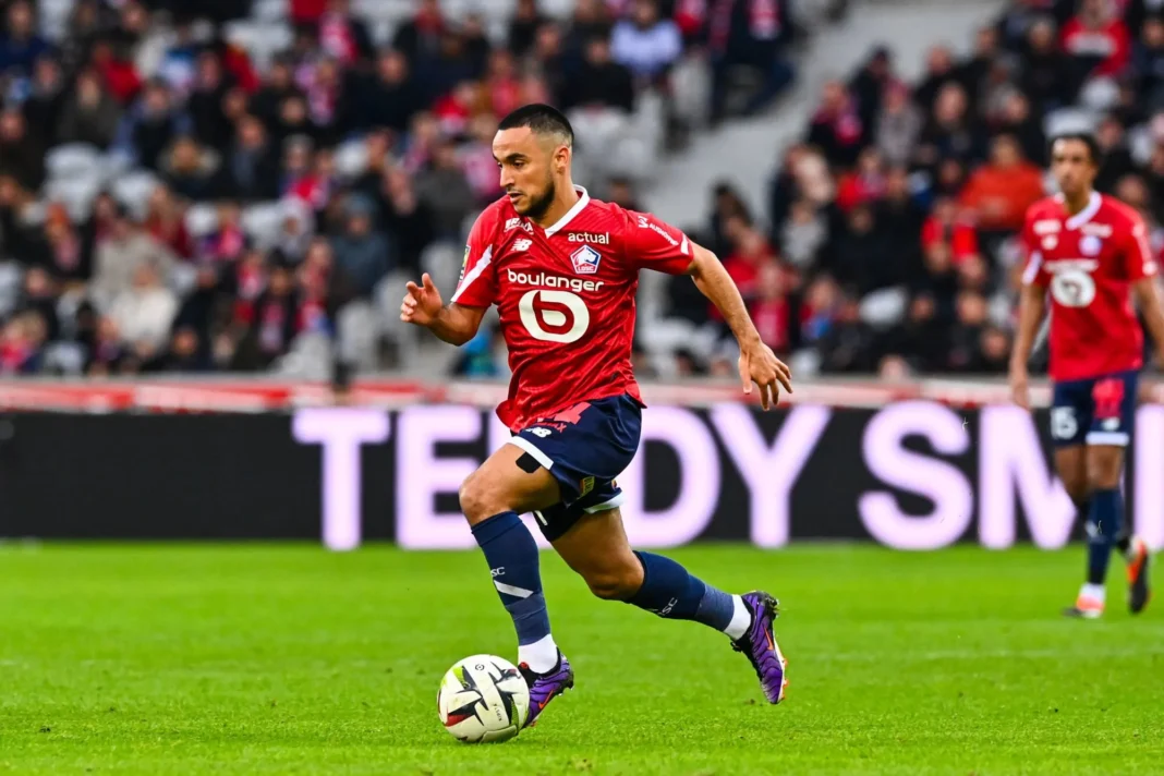 Adam Ounas : Vers un nouveau défi à Al Sadd SC ou une continuité en Europe ? Footballeur en mouvement avec le ballon sur le terrain.