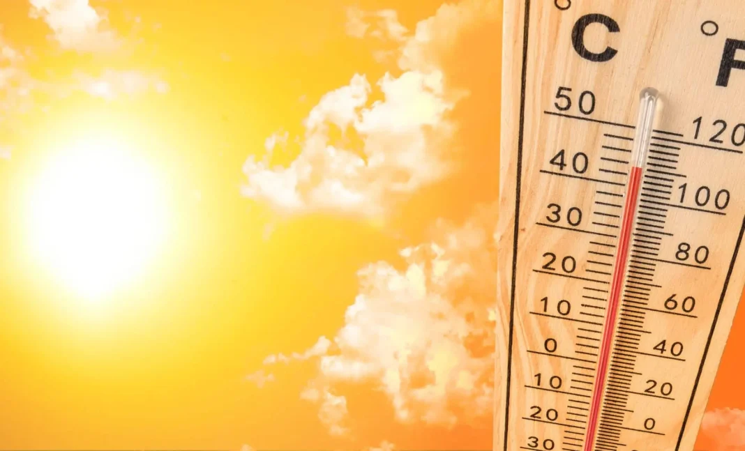 Alerte Météo : L’Algérie croupit sous l’intensité d’une fournaise lunaire Thermomètre indiquant une forte chaleur sous un ciel ensoleillé.