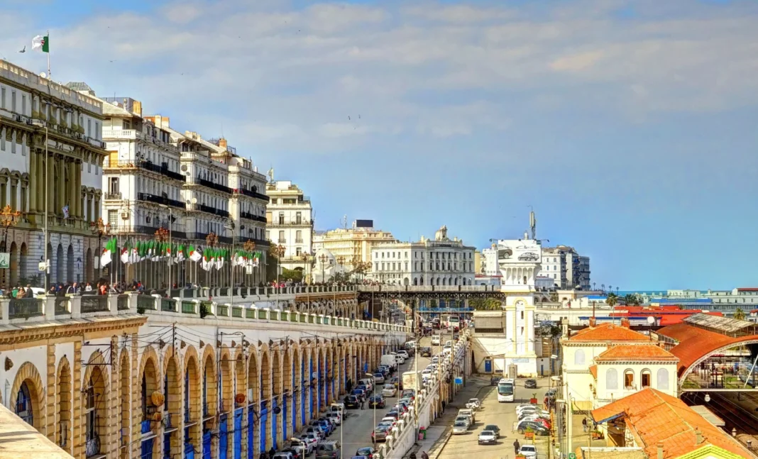 Un accueil chaleureux empreint de sincérité ! L’Algérie offre aux touristes, la meilleure expérience qui soit Alger, ville côtière avec bâtiments historiques et mer en arrière-plan.
