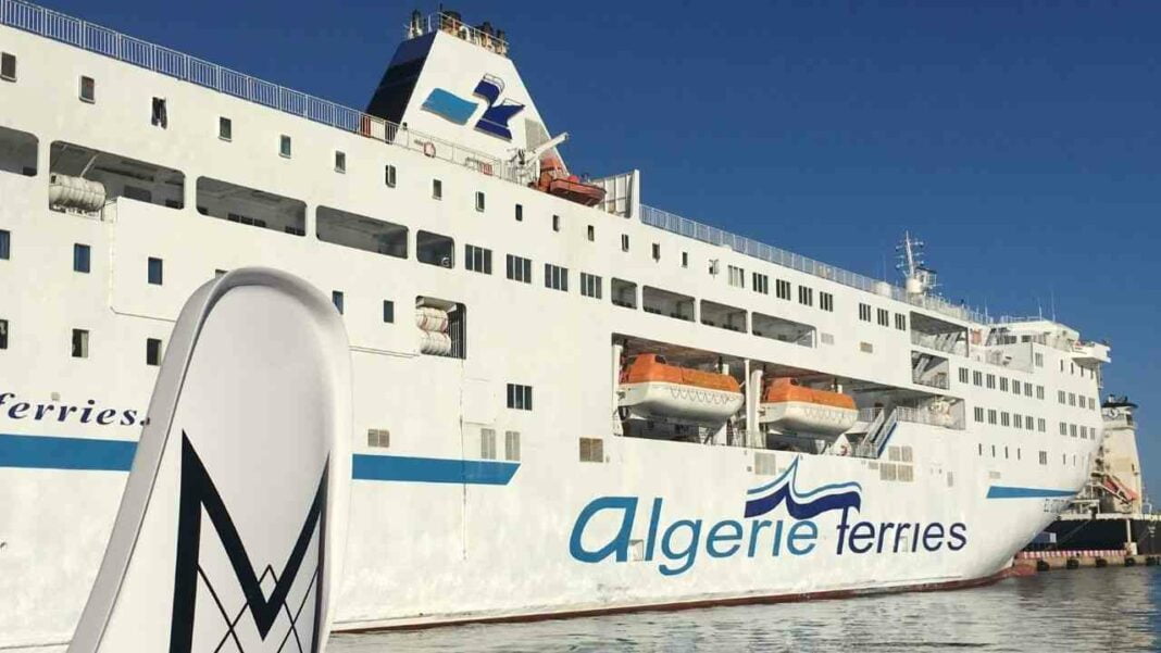 Algérie Ferries : Un été 2024 chaotique entre retards, annulations et modifications de dernière minute Le navire Tassili II d'Algérie Ferries en port, prêt pour la traversée.