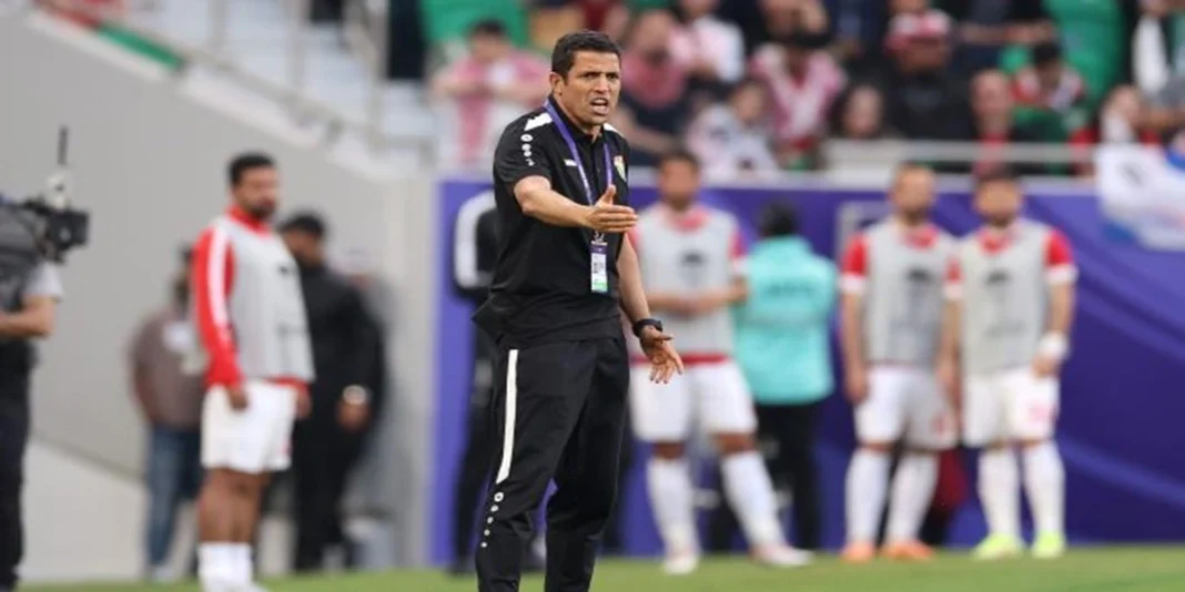 Un contrat à 360.000 dollars ! Houcine Ammouta s’offre un contrat juteux et relance sa carrière de fort belle manière Houcine Ammouta entraîneur de football en action sur le terrain.