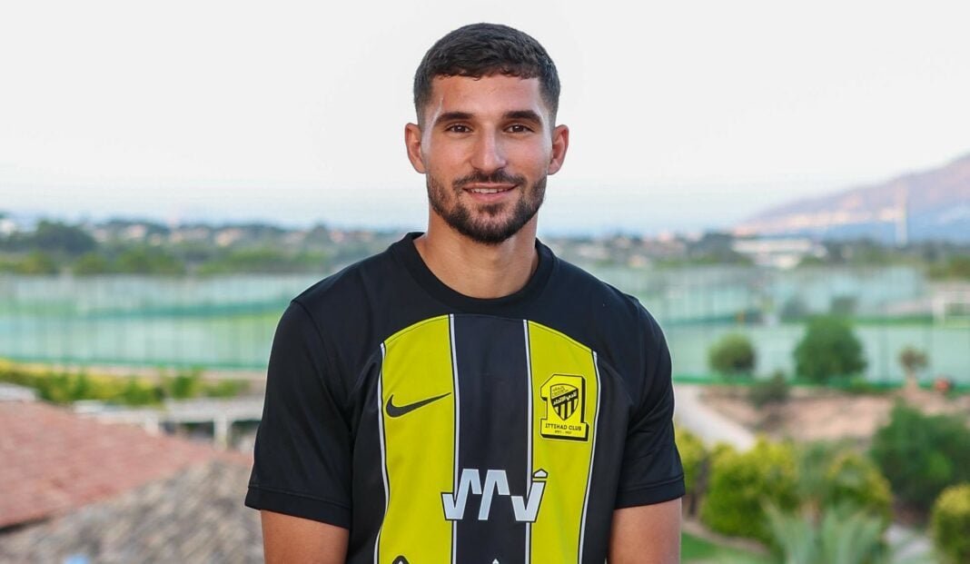 Houssem Aouar prêt à briller avec l’Al-Ittihad Club : Un pilier pour l’Algérie ! Houssem Aouar en maillot de football, prêt pour sa nouvelle aventure.