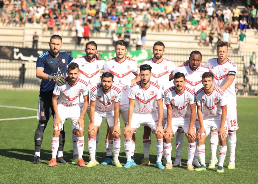 C’est la folie dans le rang des clubs dz! Le CRB prêt à déballer 10 milliards pour ce joueur Groupe de joueurs du CRB lors d'un match de football en Algérie.