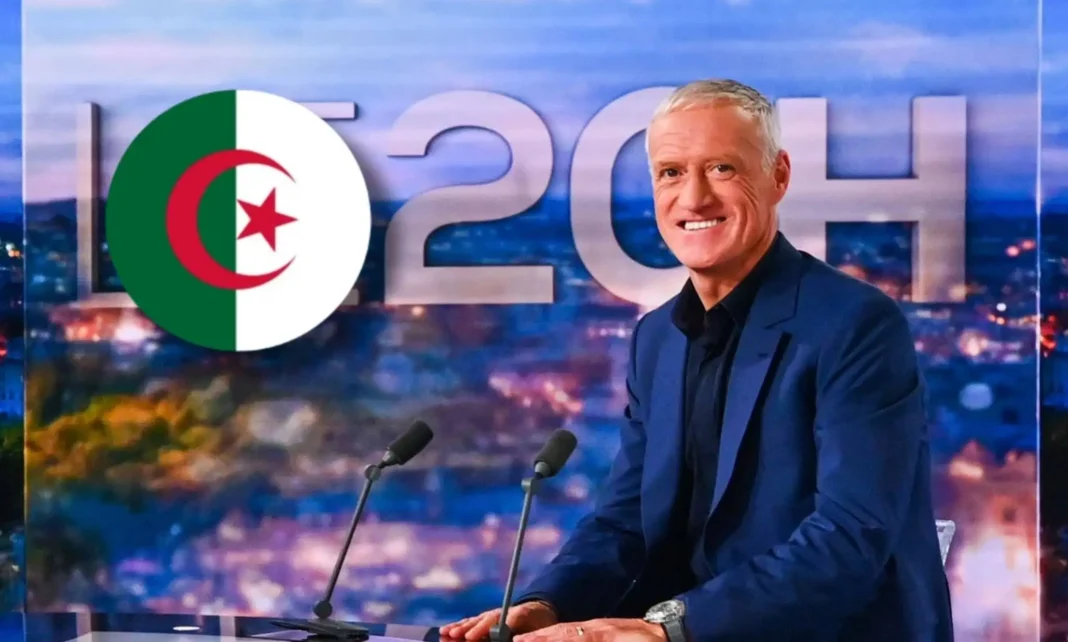 Didier Deschamps retire à l’Algérie ses derniers espoirs. Tout est à refaire pour Sadi et sa troupe… Didier Deschamps souriant à une conférence avec drapeau algérien en arrière-plan.