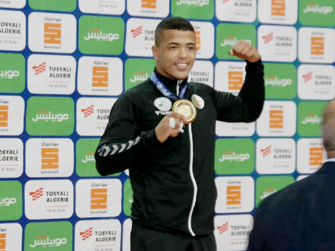 JO Paris 2024 : Dilemme crucial pour le judoka algérien Messaoud Dris Messaoud Dris avec ses médailles lors d'une compétition.