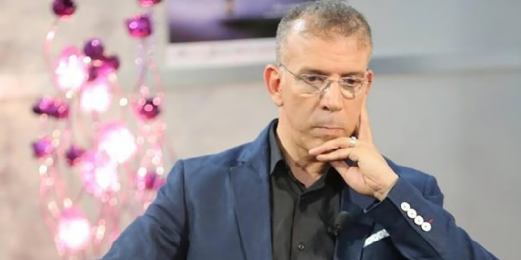Hafid Derradji prend la défense de CR7! Quand les émotions prennent le dessus… Hafid Derradji, journaliste sportif, en pleine réflexion lors d'une émission.