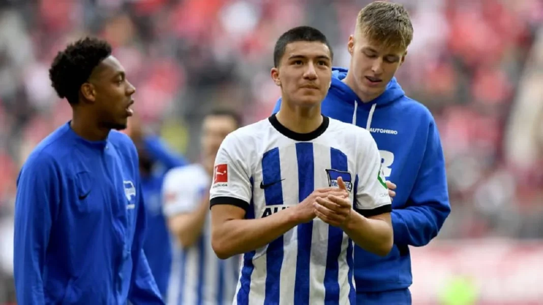 Ibrahim Maza : La FAF déploie une stratégie audacieuse pour attirer le jeune talent de Hertha Berlin Trois jeunes joueurs de football en tenue de match sur le terrain.