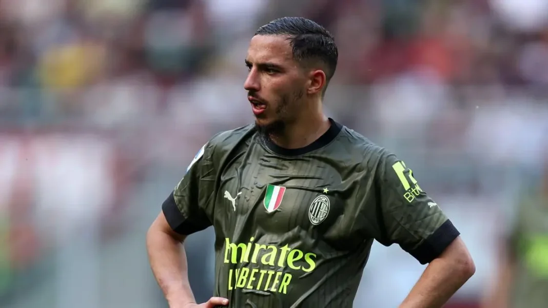 Ismaël Bennacer : Pas de transfert en Arabie Saoudite, saison confirmée à l’AC Milan ! Ismael Bennacer portant le maillot de l'AC Milan lors d'un match.