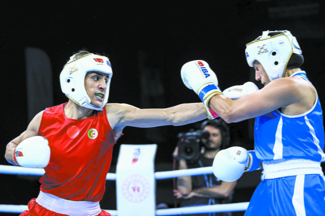 JO Paris 2024 : Trois boxeurs algériens éliminés en huitièmes de finale Deux boxeuses algériennes en combat lors des Jeux de Paris 2024.