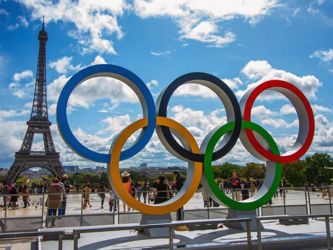 JO Paris 2024 : « Je n’avais plus d’argent… », Omar Seraiche se lâche Logo officiel des Jeux Olympiques 2024 à Paris avec la Tour Eiffel en arrière-plan.