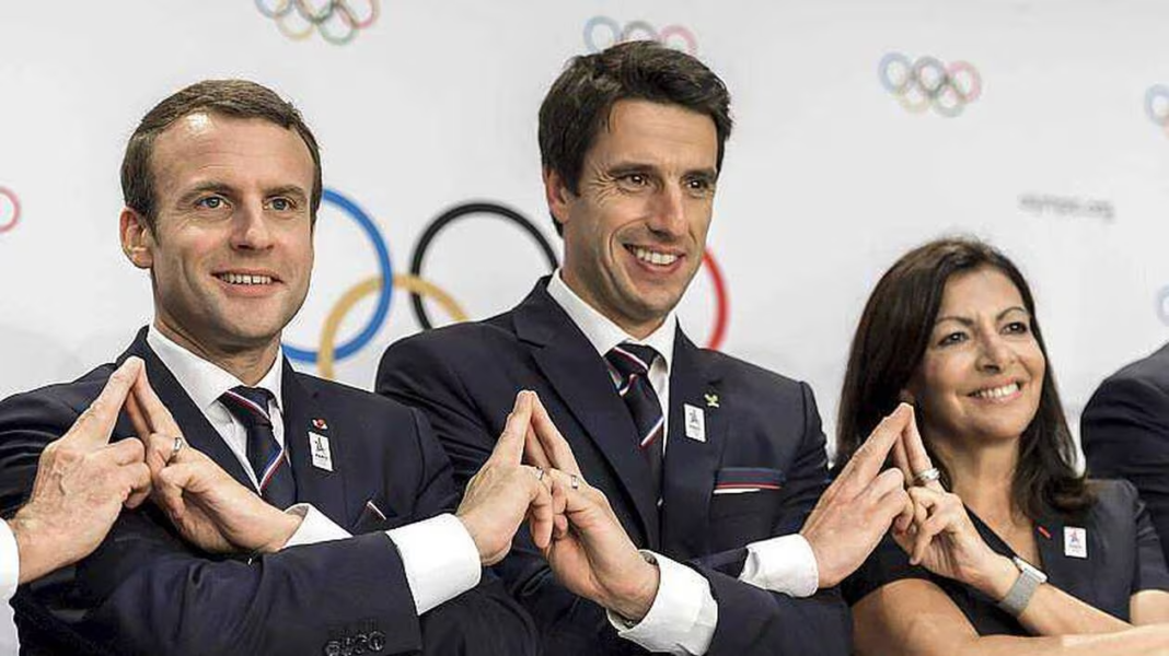 JO de Paris 2024 : Emmanuel Macron adresse un message chaleureux à l’Algérie. Qu’est-ce qui se cache derrière? Emmanuel Macron avec des officiels lors des JO de Paris 2024.