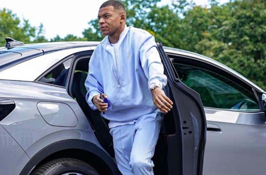 Kylian Mbappé rejoint le Real Madrid et reçoit une BMW : un début en fanfare mais sans permis de conduire Kylian Mbappé sort d'une voiture avec un sac à dos.
