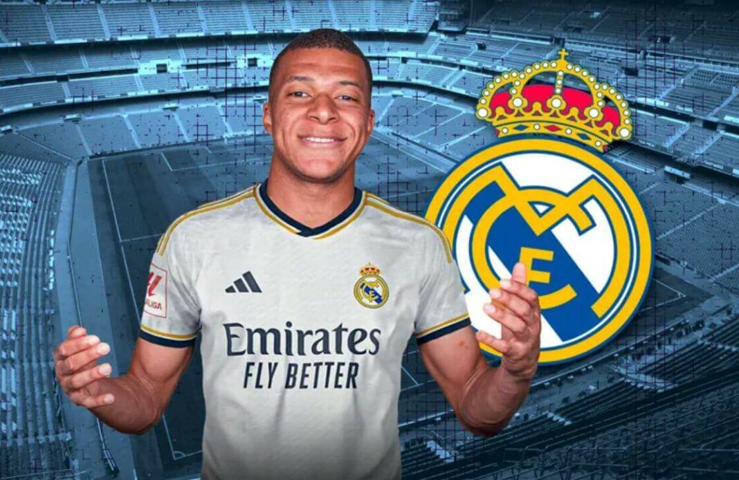 Kylian Mbappé en maillot du Real Madrid dans un stade vide.