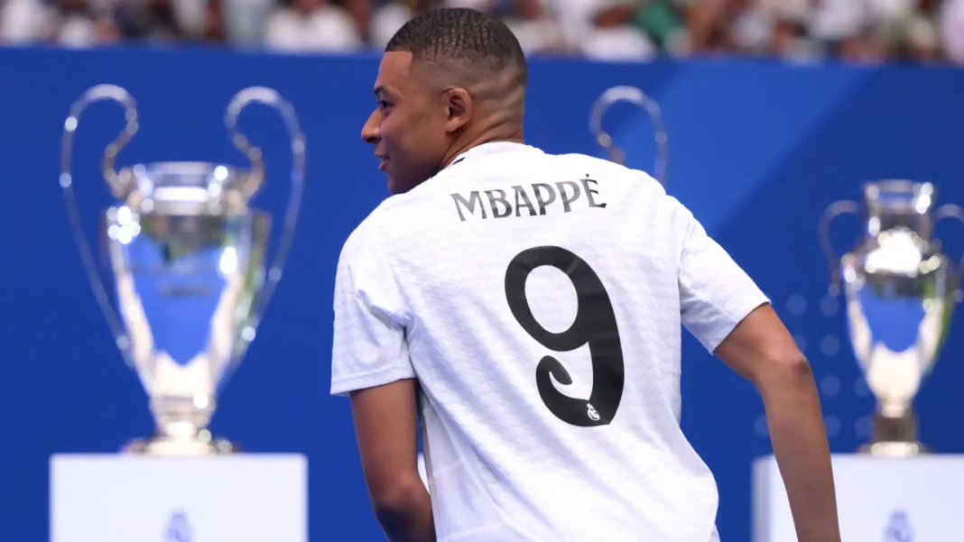 « Uno, dos, tres…Hala Madrid », Kylian Mbappe, des rues de Bondy, au mythique Santiago Bernabeu! Un rêve de gamin, devenu réalité Kylian Mbappé portant le maillot du Real Madrid au Santiago Bernabeu.