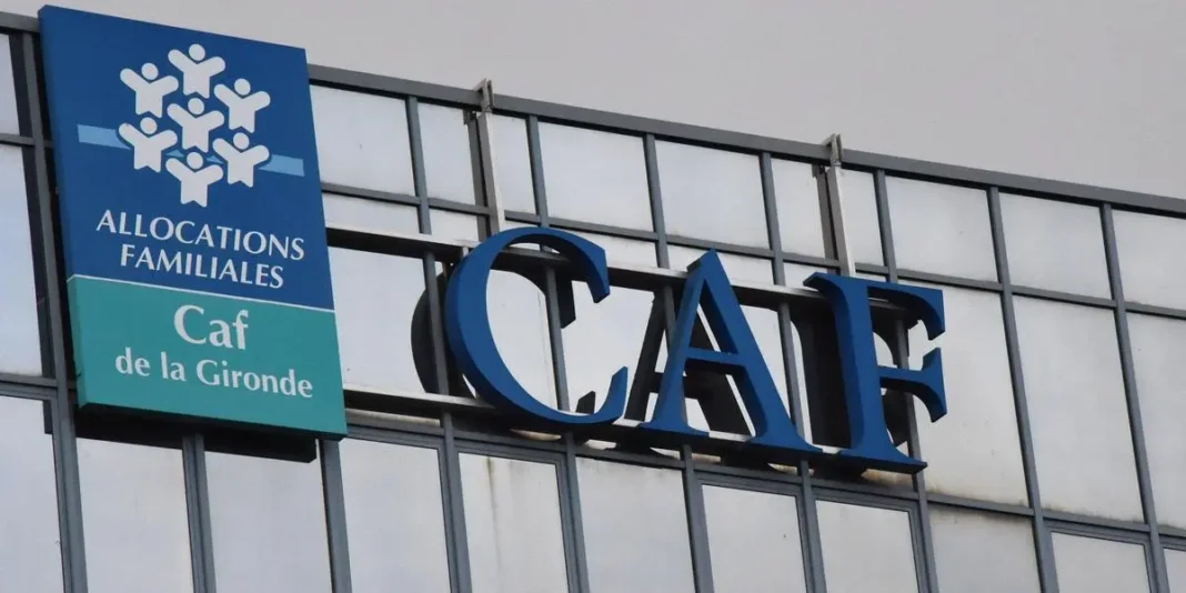 La CAF victime d’escroquerie : un couple Tunisien parvient à voler 70000 euros Bâtiment de la CAF avec logo et panneau d'informations.