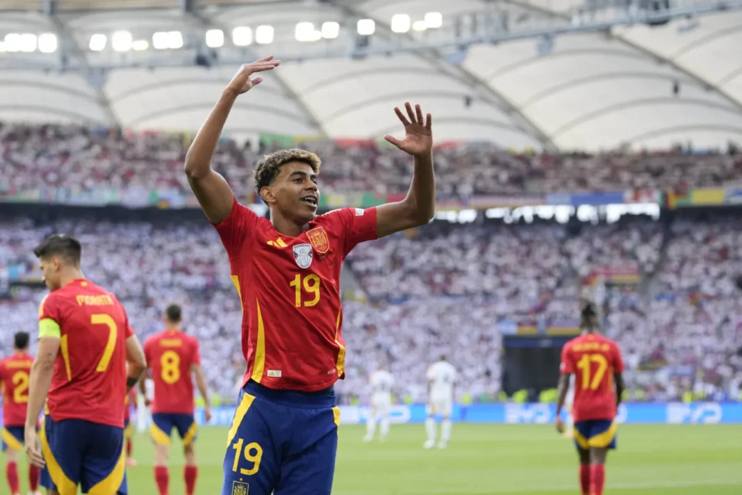 France-Espgane : Lamine Yamal, étincelant, électrise tout un stade, d’une frappe magique. Grosse perte pour le Maroc! Lamine Yamal en célébration avec ses coéquipiers lors d'un match de football.