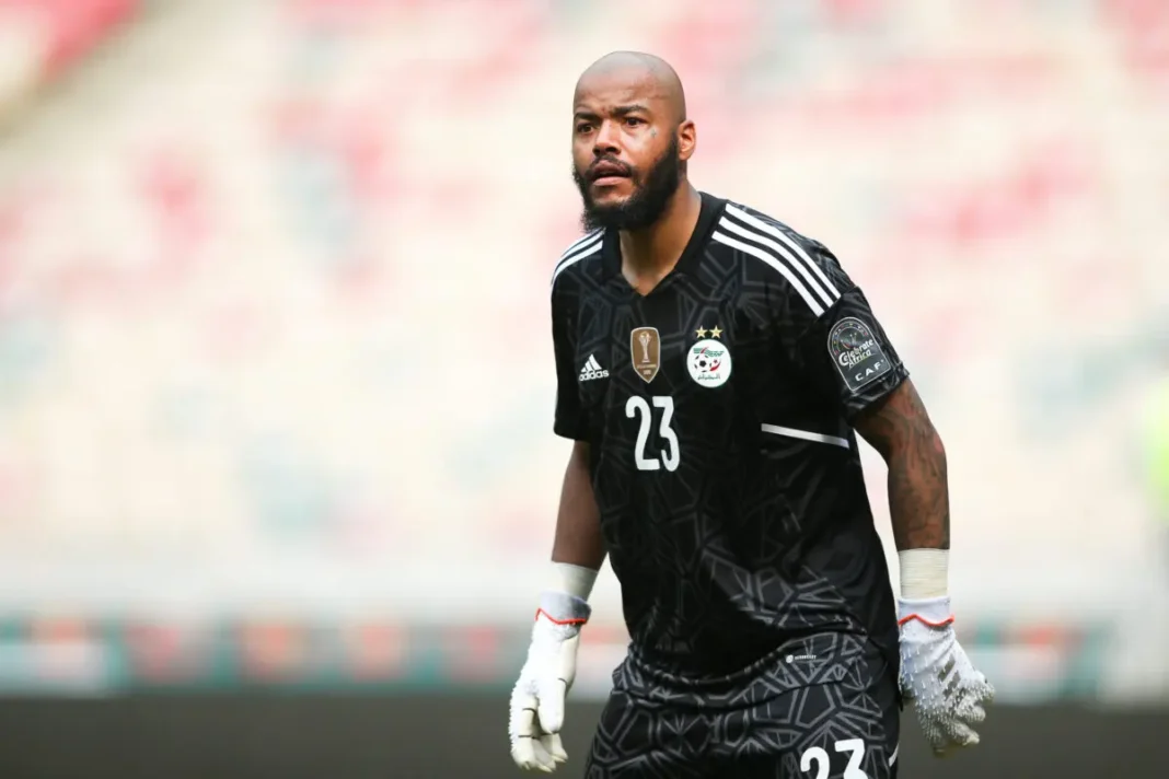 Raïs Mbolhi, gardien de but algérien, en pleine action sur le terrain.