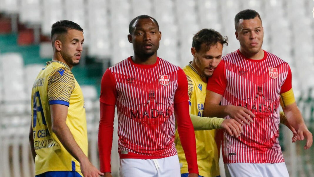 Ligue 1 Mobilis : Joueurs étrangers en action Joueurs étrangers en match de Ligue 1 Mobilis, focus sur la diversité.
