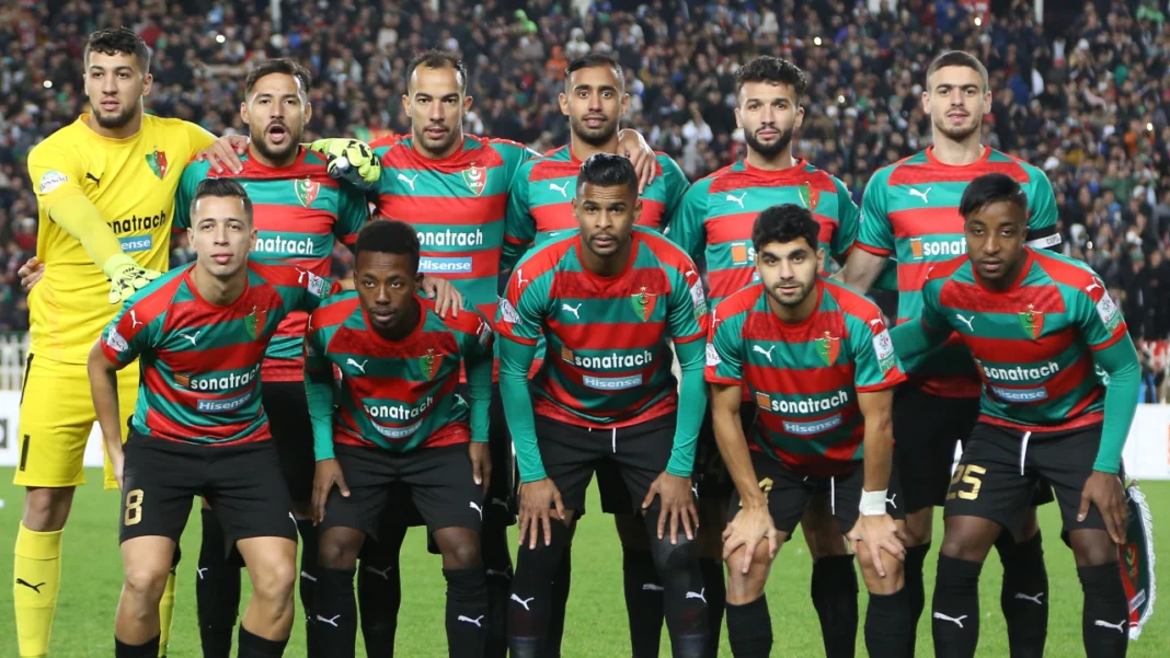 MC Alger renforce son staff technique avec l’expertise du Français Gilles Morisseau Groupe de joueurs du MC Alger lors d'un match de football.