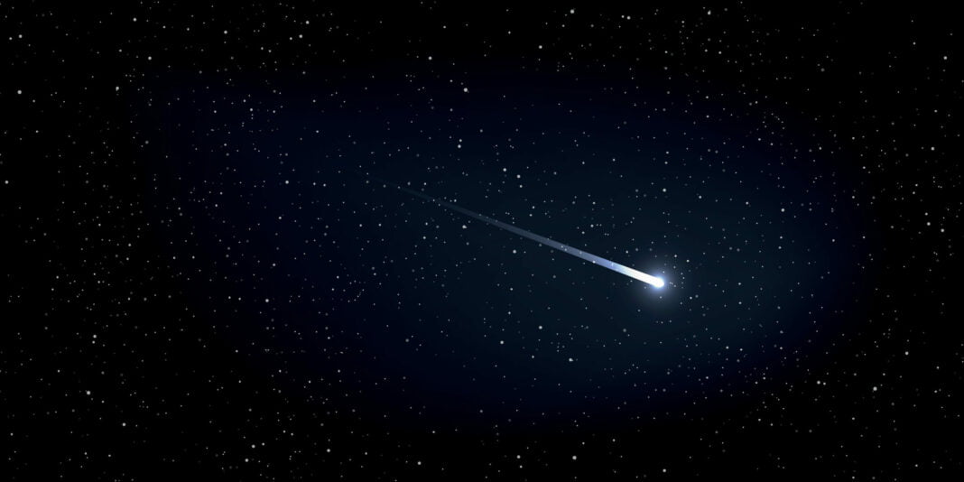 Météore brillant traversant le ciel étoilé nocturne.