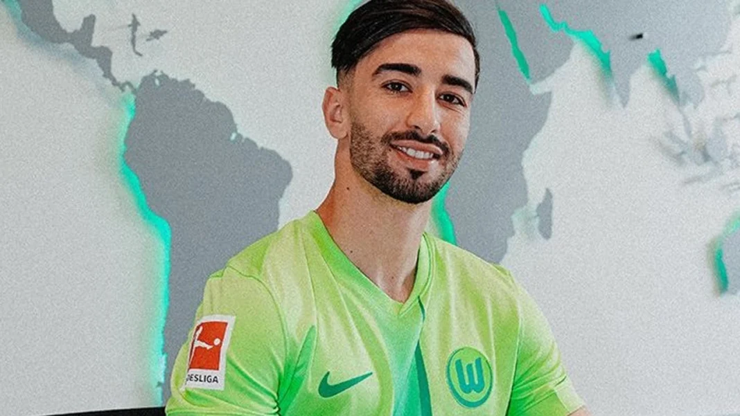 Mohamed Amoura portant le maillot de Wolfsburg lors d'un match.