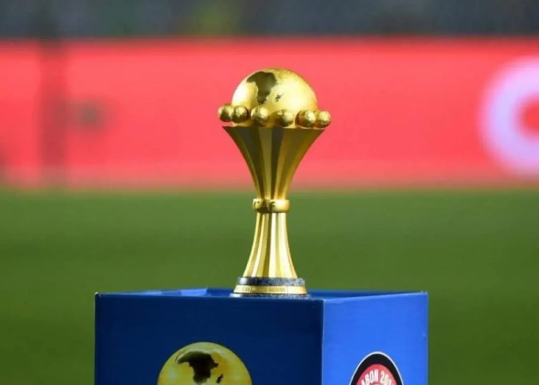 Organisation de la CAN chaque 4 ans! Le verdict de la CAF tombe… Trophée de la CAN sur podium lors d'une cérémonie sportive.
