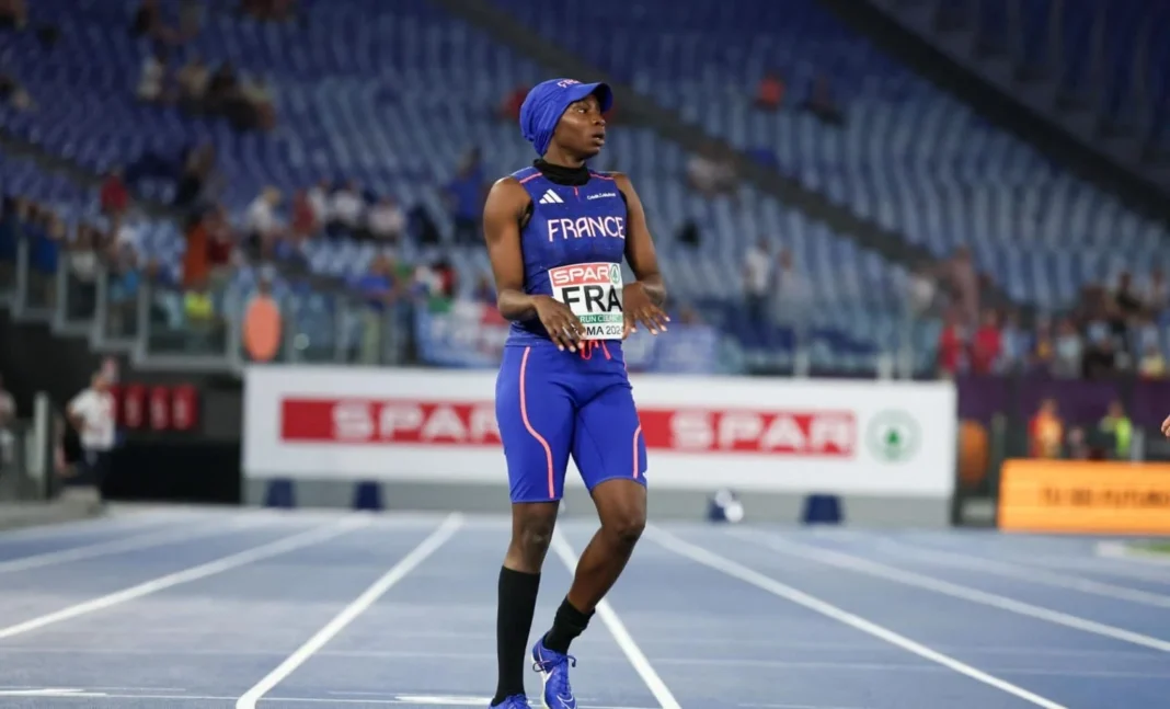 Scandale aux JO de Paris 2024 : Elle se voit écartée à cause du voile sur sa tête Athlète féminine portant un voile sur la tête lors des JO de Paris 2024.