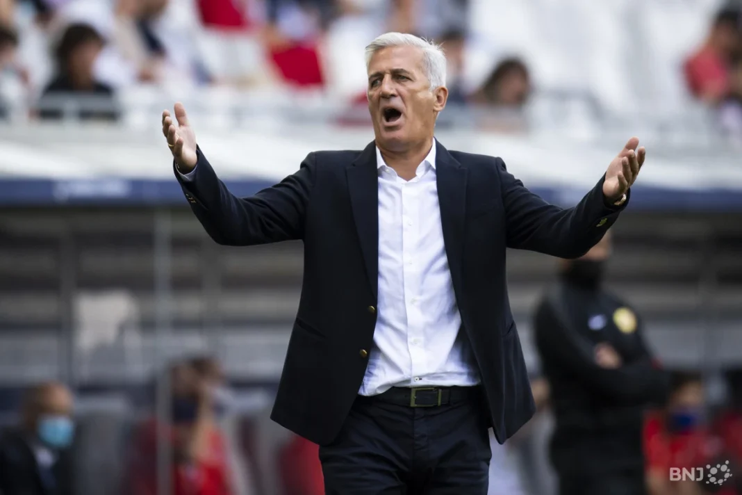 Vladimir Petkovic en action lors d'un match Vladimir Petkovic, entraîneur de football, gesticulant sur le terrain.