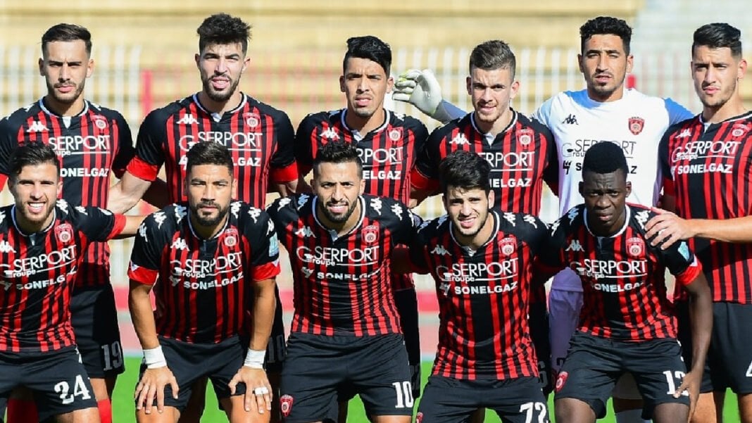 Coupe de la CAF : l’USMA prépare une arme redoutable Groupe de joueurs de football de l'USM Alger en action sur le terrain.