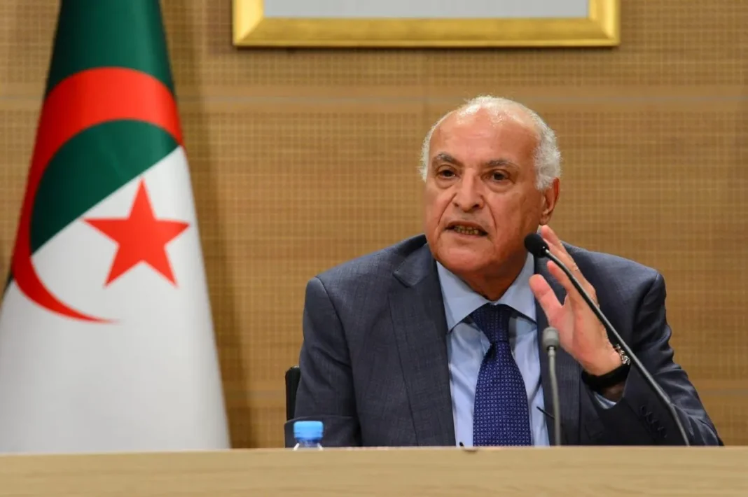 Pourquoi la France défend le Maroc au détriment de l’Algérie? Découvrez les troublantes révélations d’Ahmed Attaf Ahmed Attaf parlant lors d'une conférence avec drapeau algérien en arrière-plan.