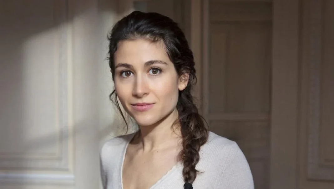 Prix de la Littérature Arabe 2024 : l’écrivaine algérienne Amina Damerdji finaliste Jeune femme algérienne avec une expression confiante et naturelle.