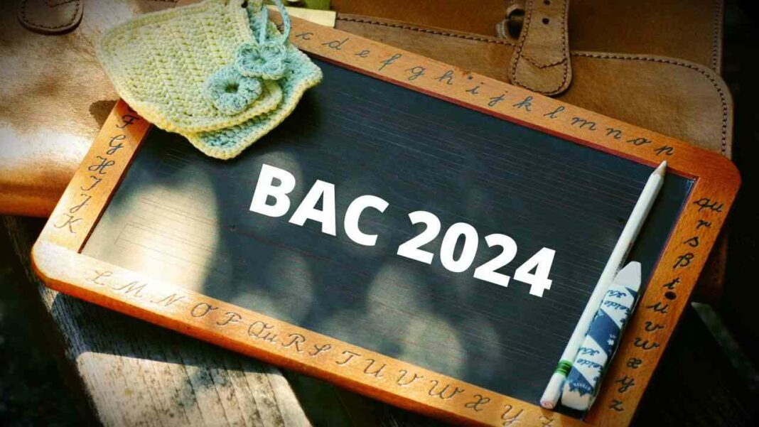 BAC 2024 : prévisions de réussite supérieures à 52% Tableau noir avec inscription BAC 2024 et fournitures scolaires.