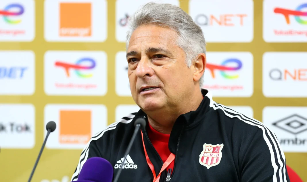 Marcos Paquetá, entraîneur, lors d'une conférence de presse sportive.