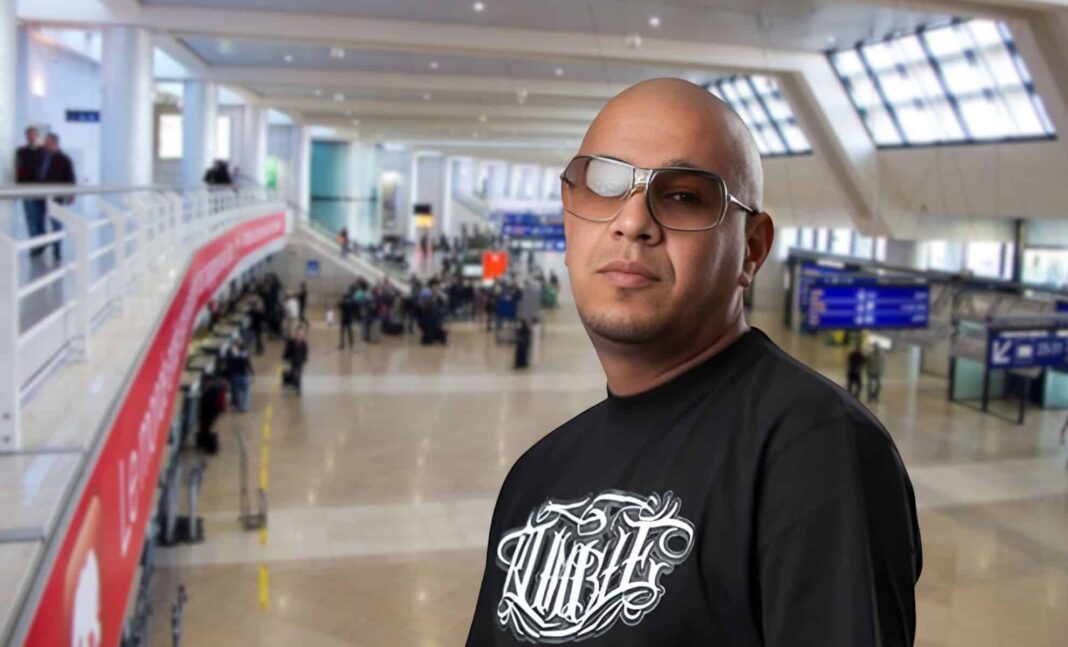 Polémique à l’Aéroport d’Alger : Mister AB claque la porte et abandonne son poste Homme portant lunettes de soleil à l'aéroport d'Alger.