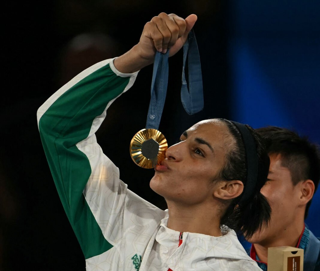 Imane Khelif médaille d'or Paris 2024 Imane Khelif avec sa médaille d'or aux JO de Paris 2024.