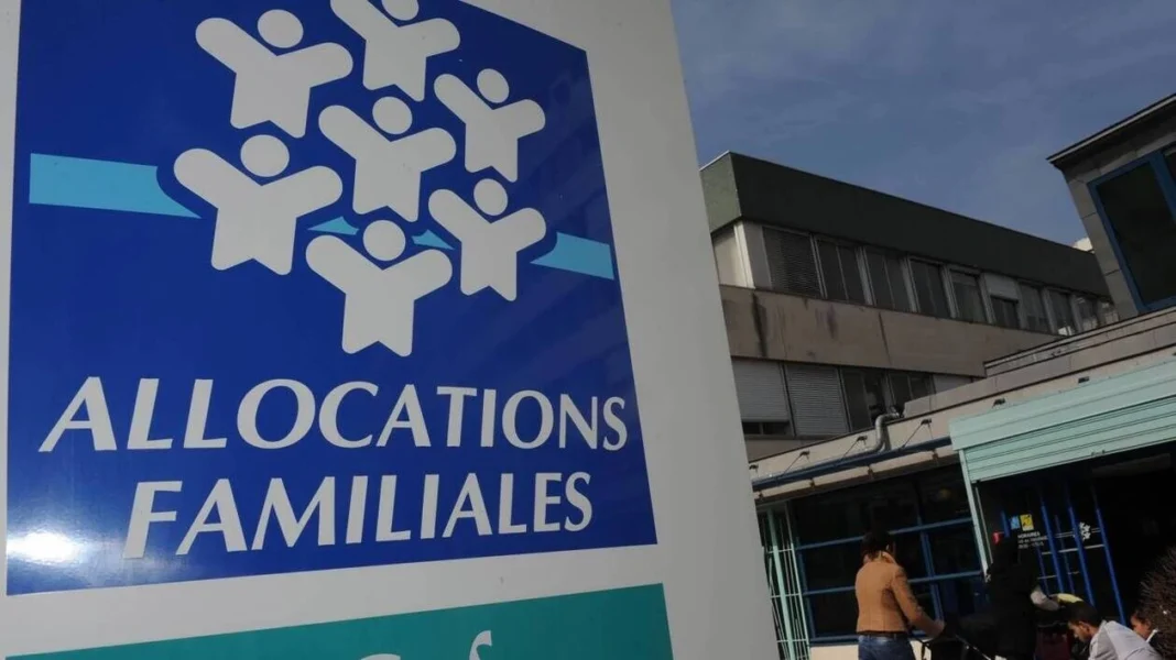 Allocation rentrée scolaire : la France annonce une très bonne nouvelle aux parents d’élèves Panneau d'allocations familiales à l'extérieur d'une agence.